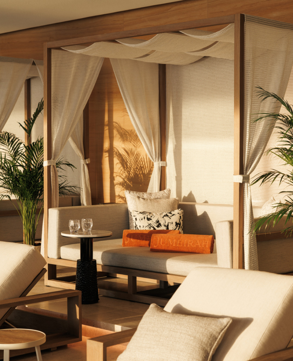 戶外共規劃有5座泳池穿插於綠意盎然的園林景觀中