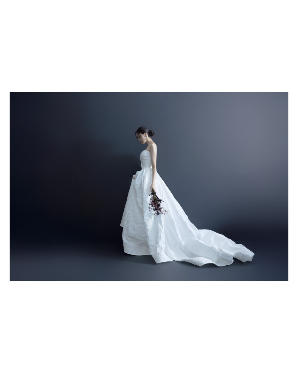 孝敏婚紗照還換上了來自韓國知名婚紗品牌 Atelier KU 的婚紗