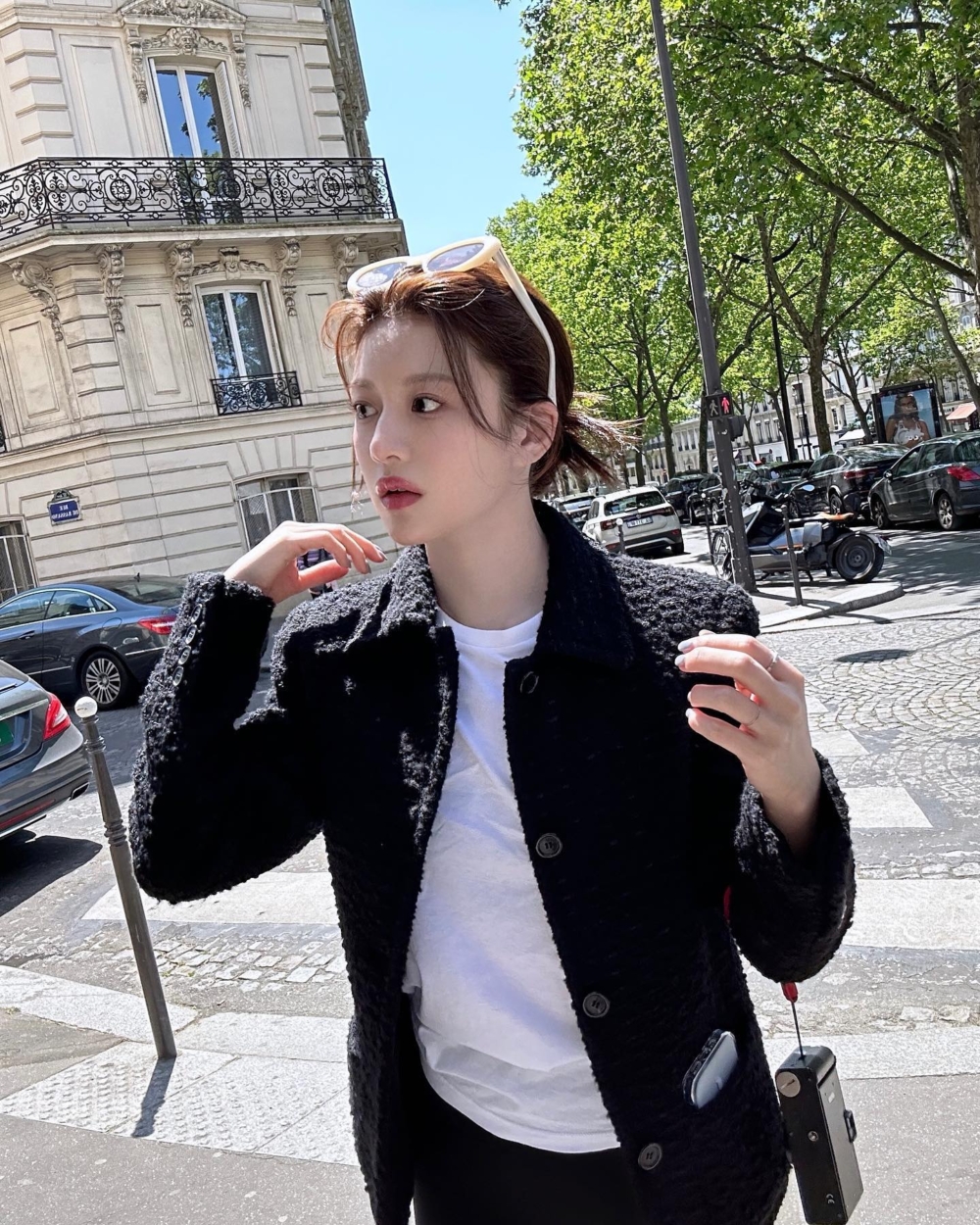 黑色粗花呢搭配白T和墨鏡更時髦