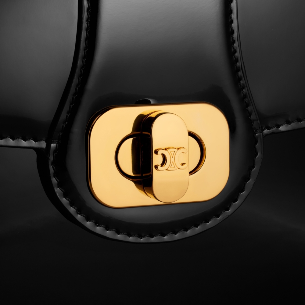 採用全新的旋鎖標誌。