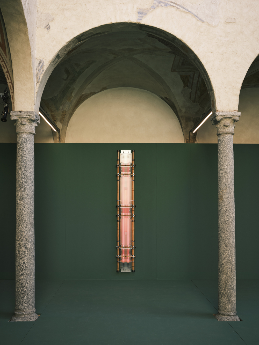 杜林與孟買雙人組 the back studio(Eugenio Rossi 與 Yaazd Contractor)則以光影裝置《bamboo assemblage n.1》串聯傳統與現代性