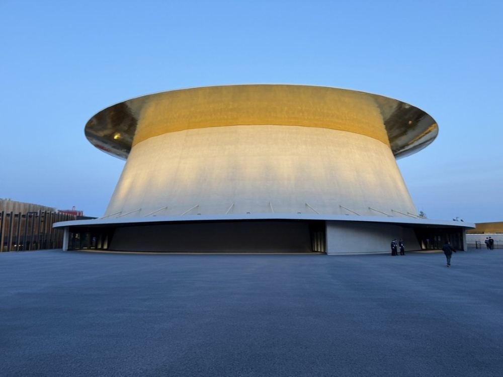 獨特的金色圓頂和簡潔的圓柱型設計