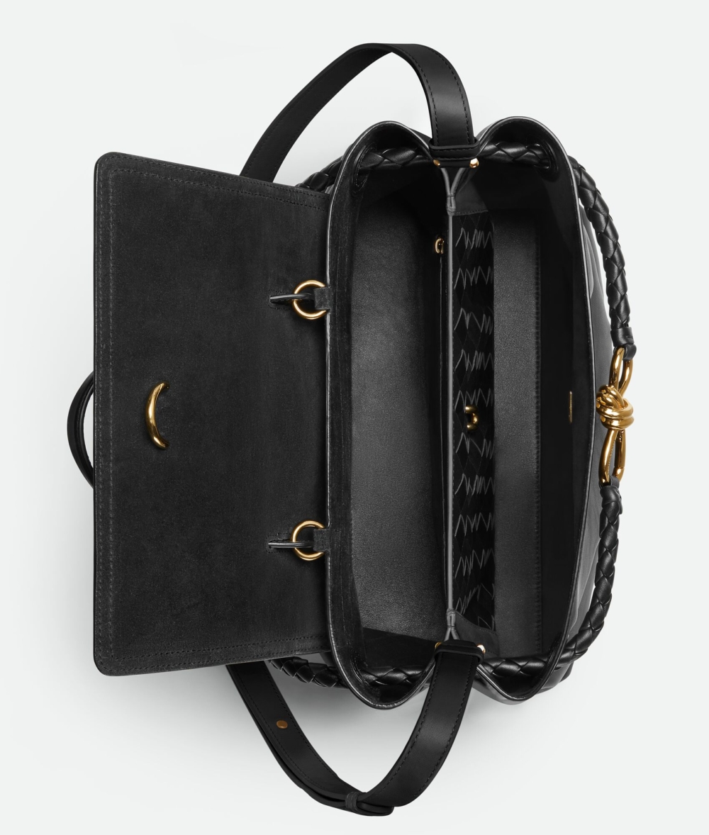 Ciao Ciao這款黑色手袋，延續了品牌低調奢華的風格