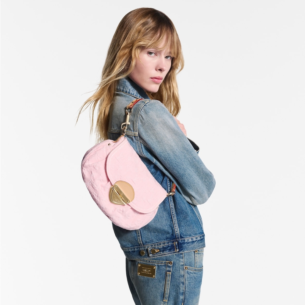 嶄新的Sunset手袋充滿季節性氣息。