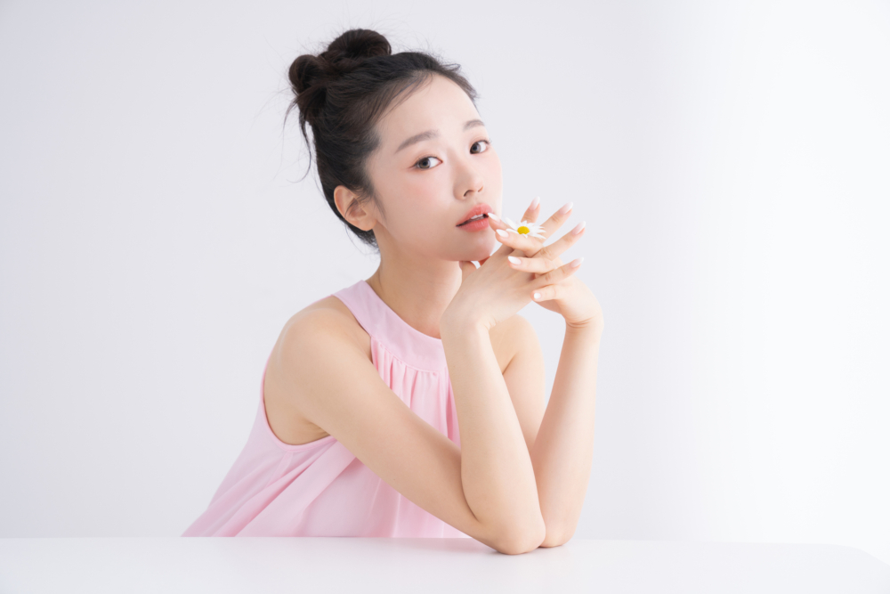 除了天生的膚色,紫外線、壓力、睡眠不足、生活和飲食習慣等都可能讓肌膚變黑、暗沉。