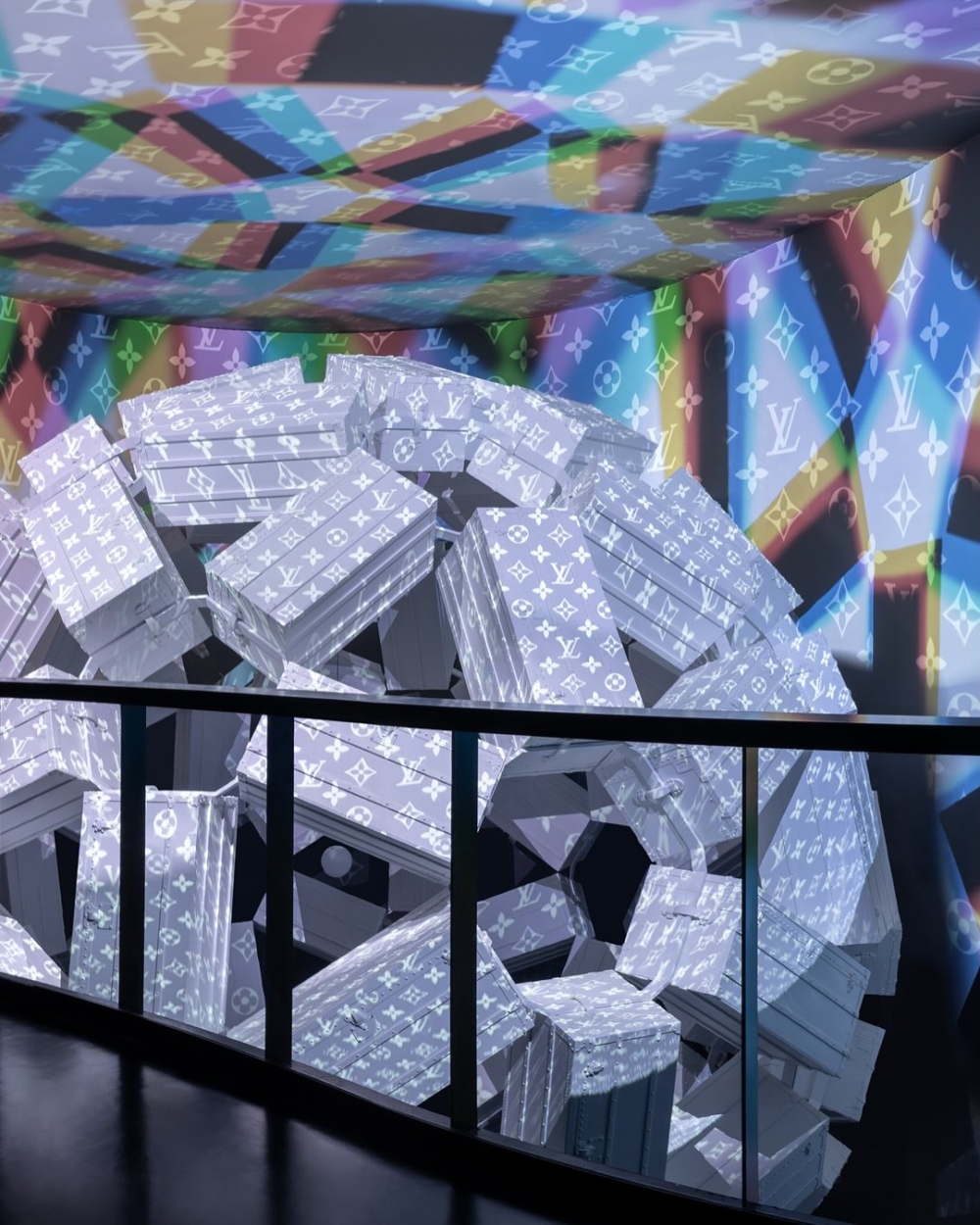 Louis Vuitton打造的夢幻「硬箱圖書館」