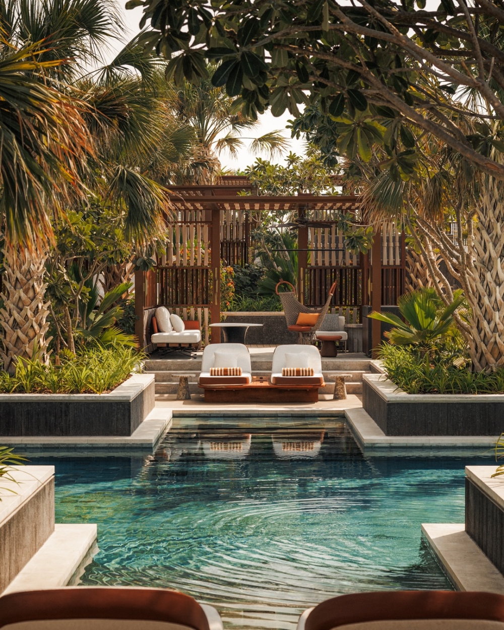 戶外共規劃有5座泳池穿插於綠意盎然的園林景觀中