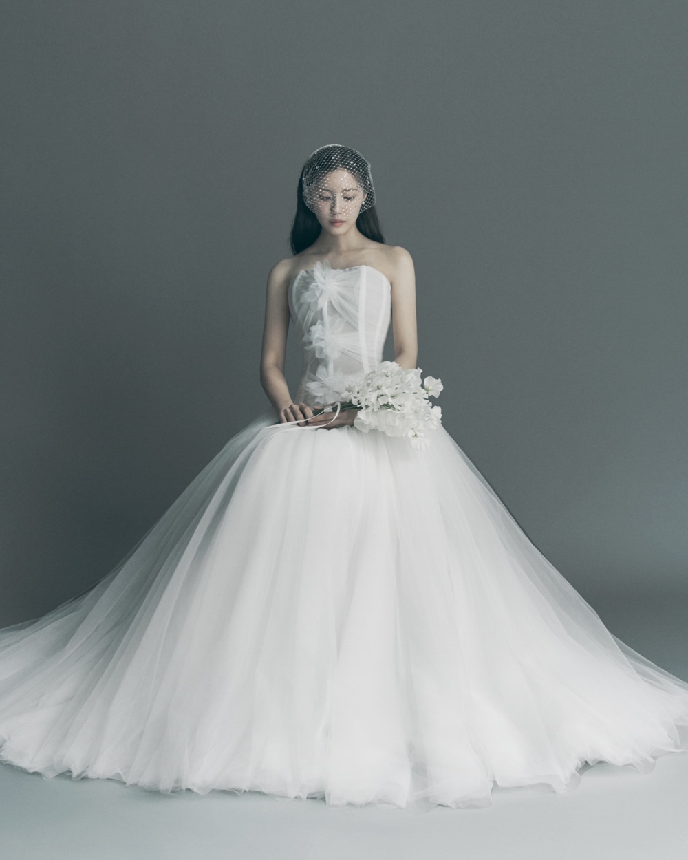 孝敏婚紗照還換上了來自韓國知名婚紗品牌 Atelier KU 的婚紗