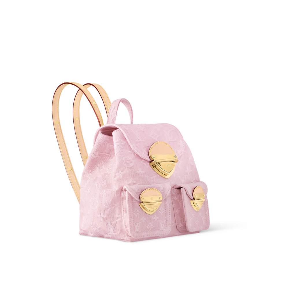 白底之上巧妙覆以洗水粉紅色調。