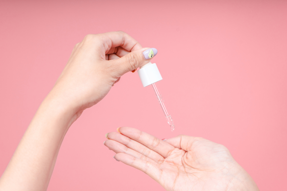 一般使用精華的順序是「先美白，再保濕」。