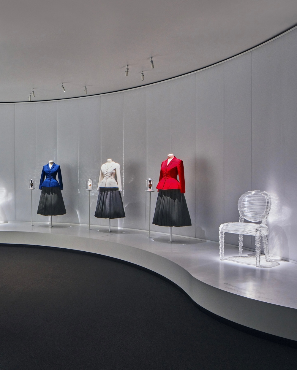 展覽開場以三套經典的「Bar」套裝亮相