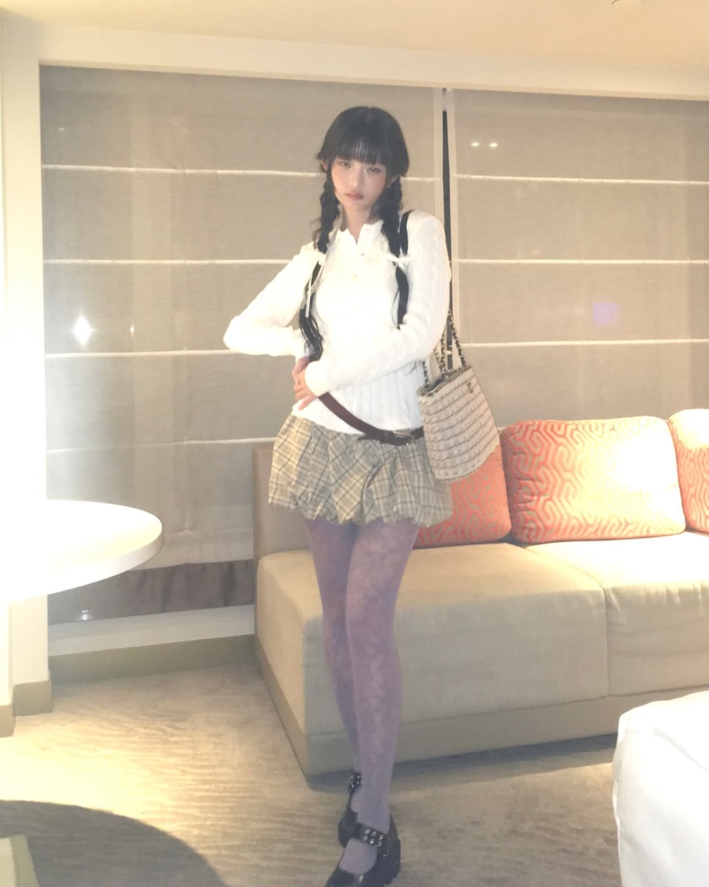 原本是乖巧的日系風格,但她選擇以一雙紫色蕾絲絲襪和瑪莉珍鞋來Mix & Match