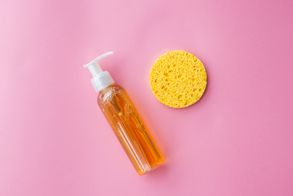 卸妝油能與彩妝油脂結合，將其溶解並從肌膚表面及毛孔中帶走