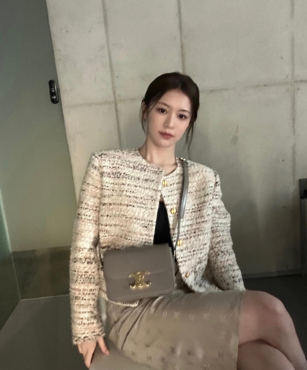 米色粗花呢搭配咖色窄裙氣質滿分