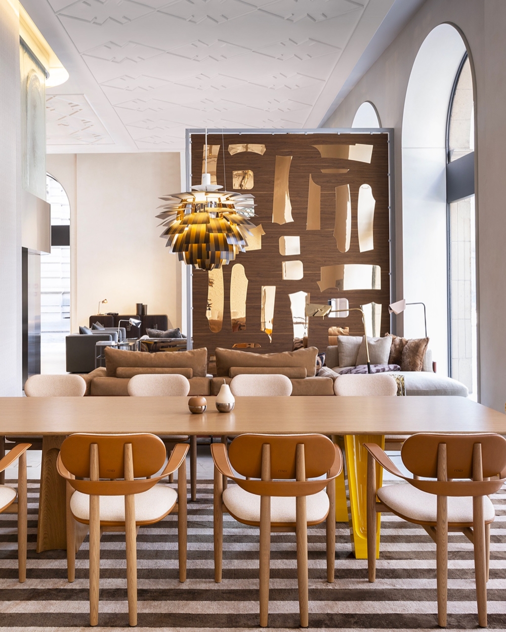 Stefano Gallizioli 設計的「Twist」椅子,木質結構,外覆皮革,扶手形狀類似絲帶的漩渦