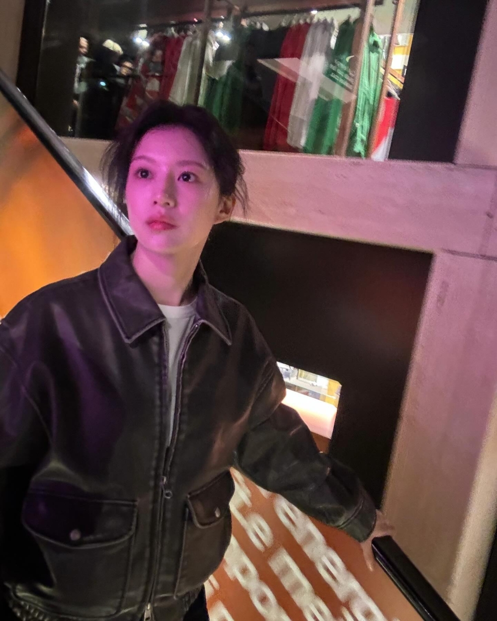 高允貞善用廓形皮外套展現時髦感