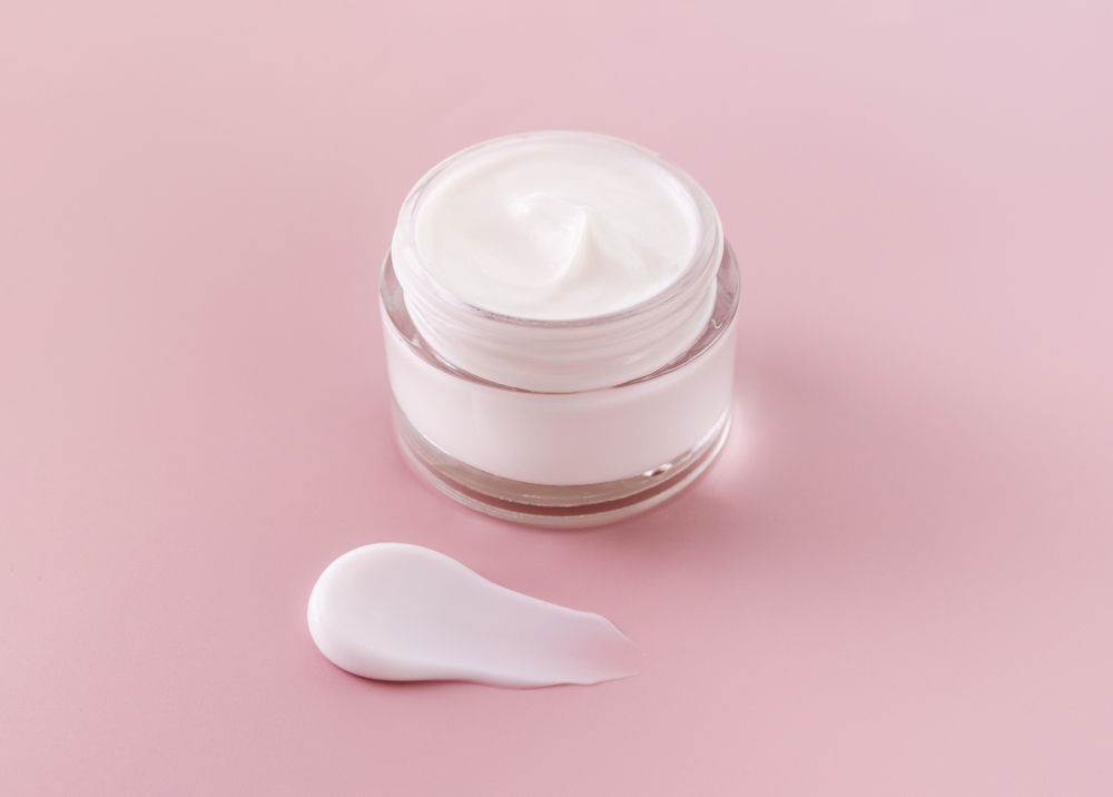 乳液和面霜雖然都是保濕好物,但在質地、功效等方面還是有些差異!