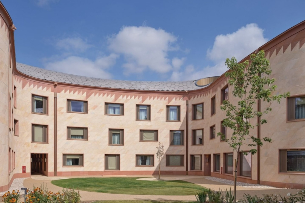 委託來自英國的英國建築師事務所David Kohn Architects設計。