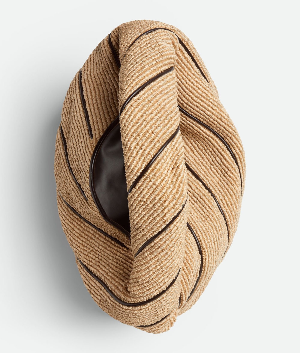 帶有對比色皮革細節。