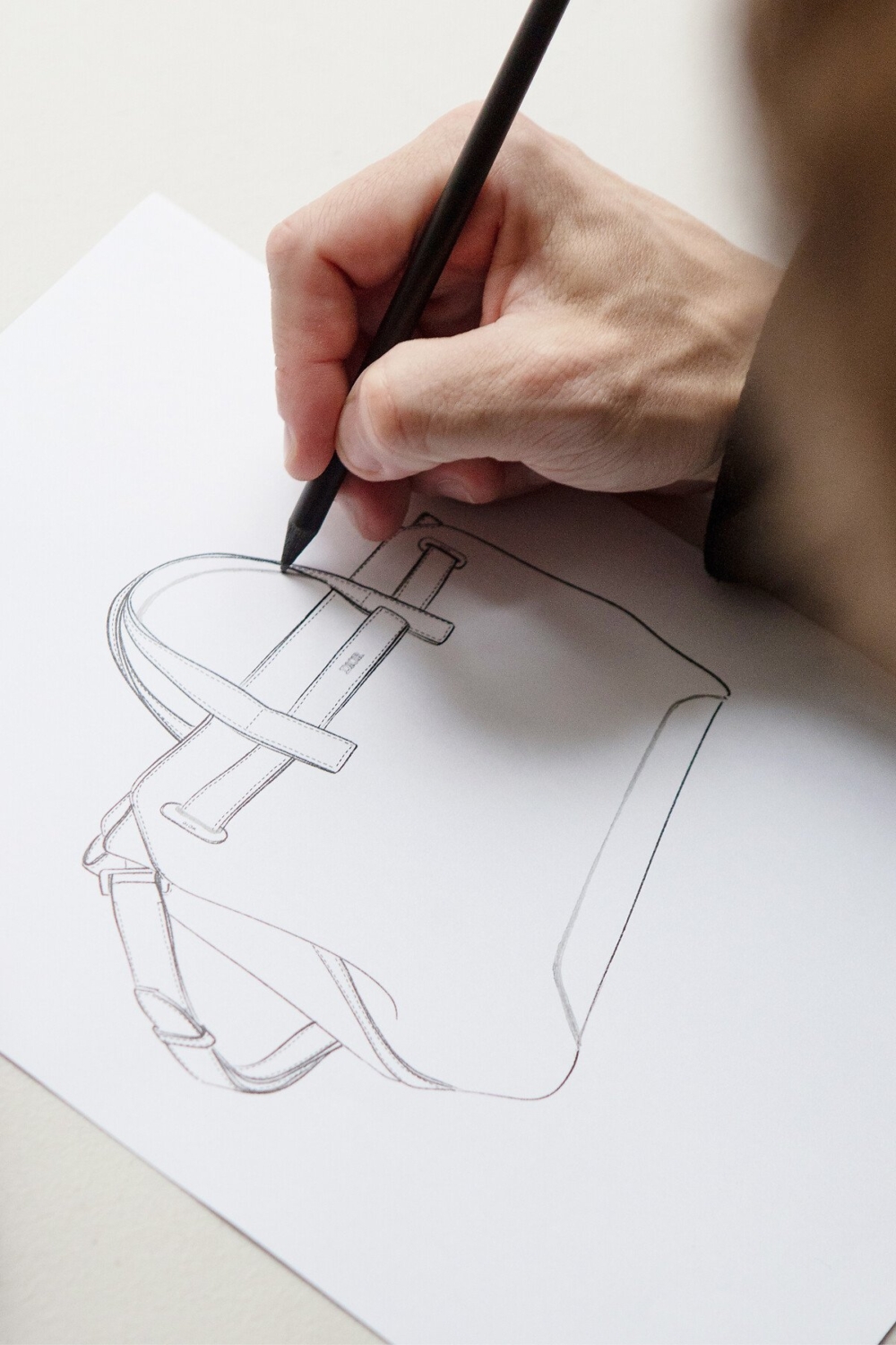 簡約曲線在Dior 2025夏季系列中亮相。