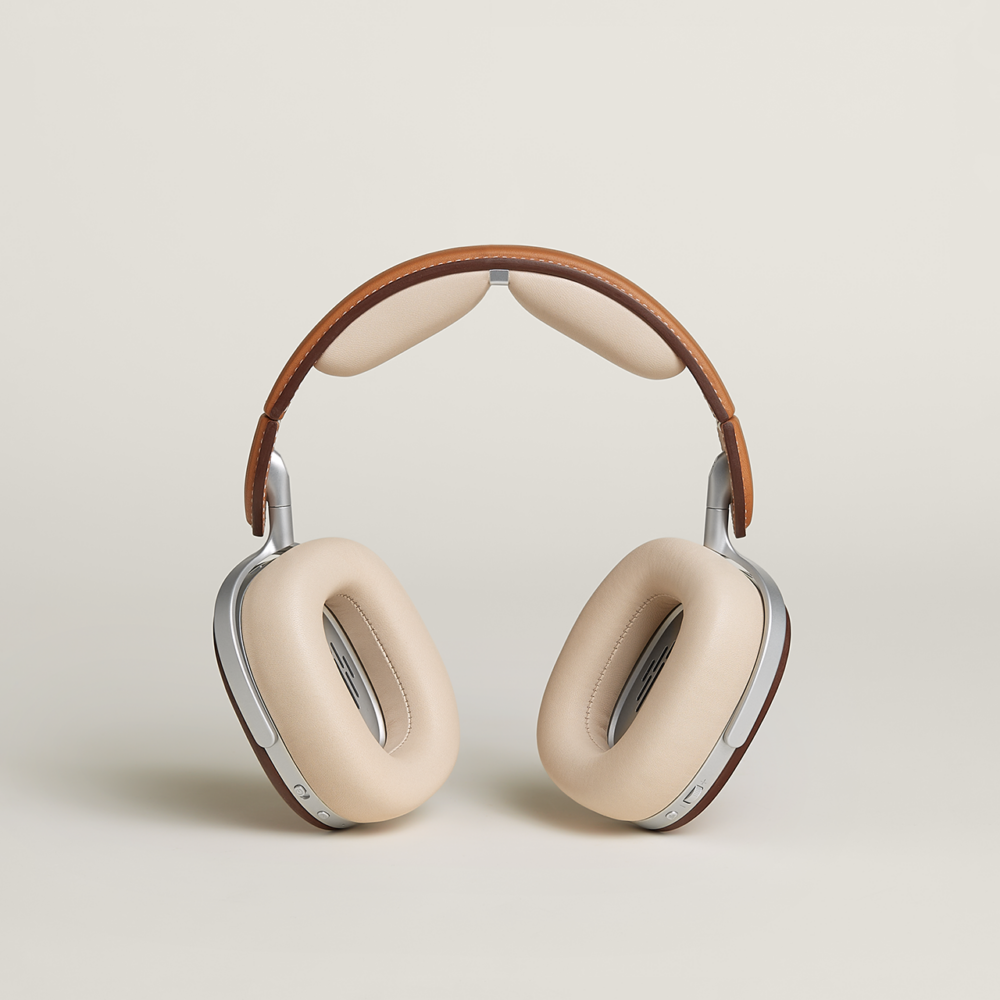 柔軟的羊羔皮耳罩墊提供了極致舒適的配戴感和優異的隔音效果