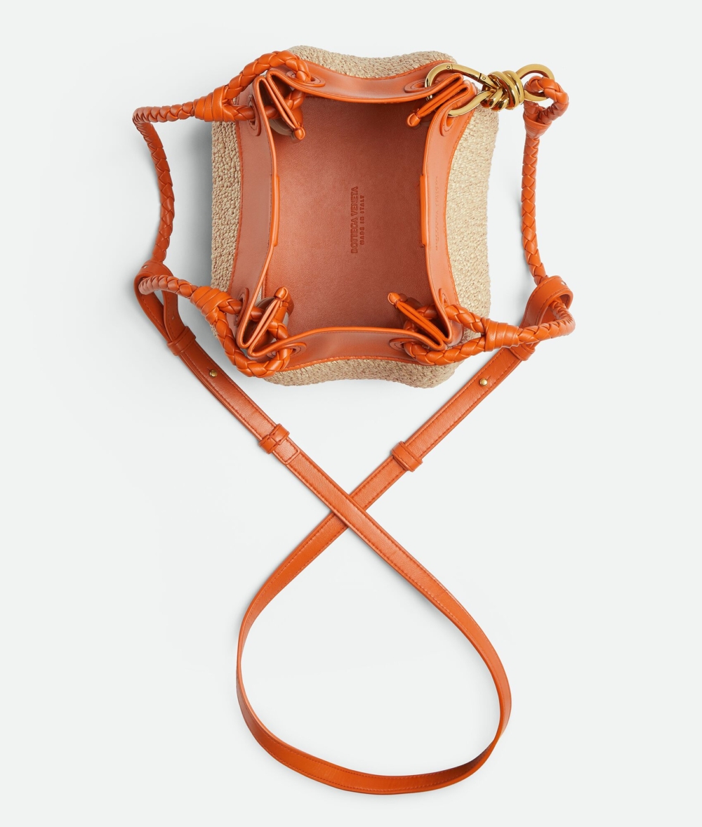 以拉菲草質感打造而成。