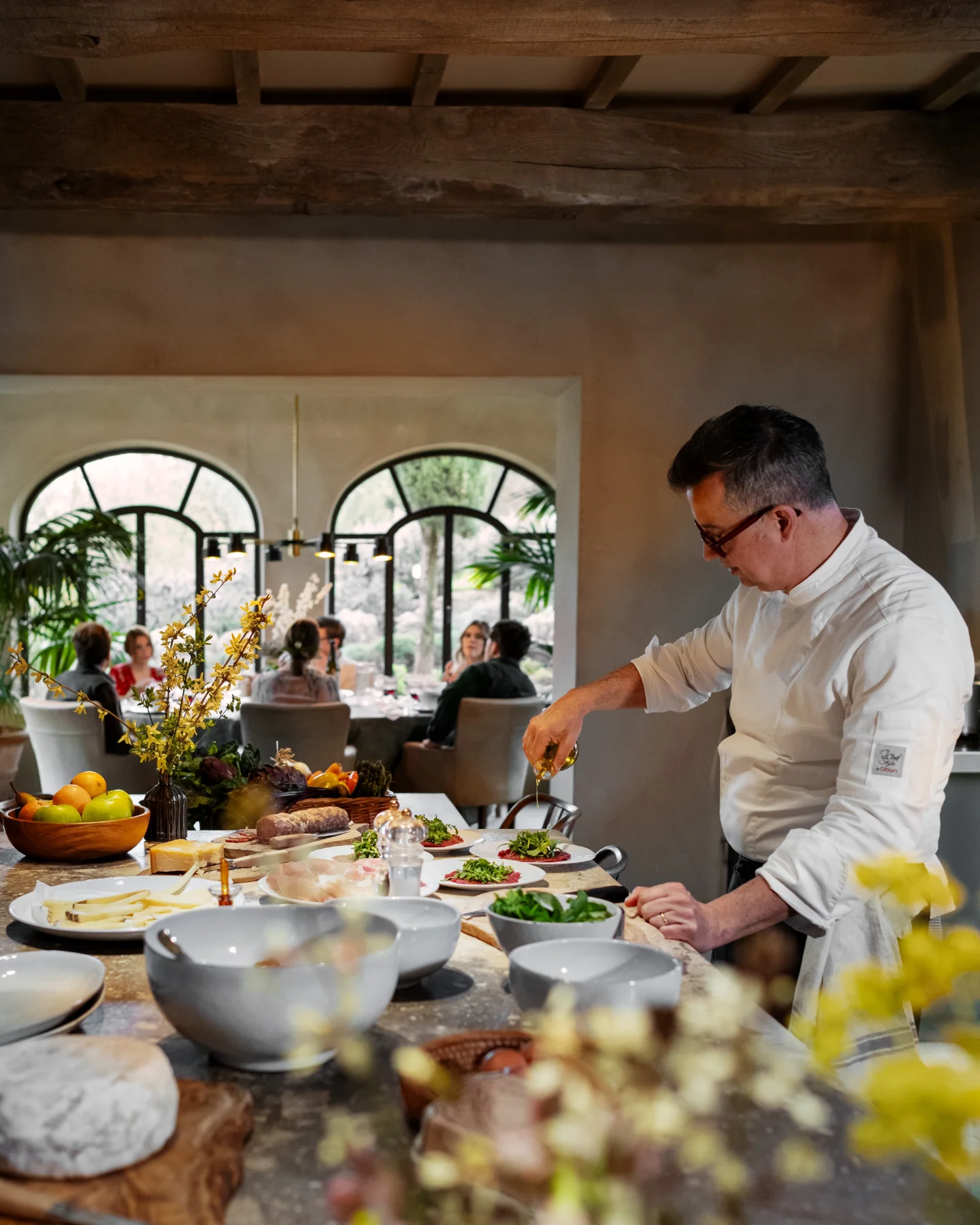 餐桌上的義大利莊園風景