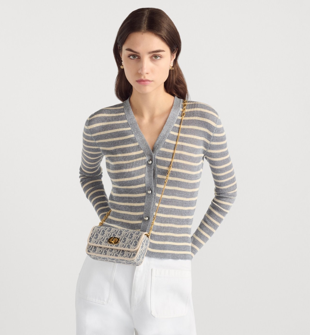 這款Miss Caro附鏈帶手拿包設計實用典雅。