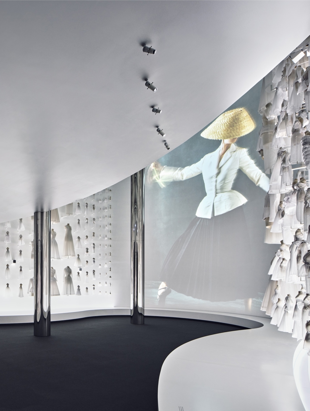 Dior的展覽空間由法國布景大師Nathalie Crinière操刀