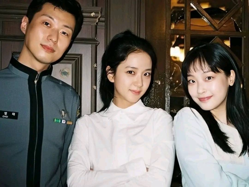 在JTBC話題劇《雪降花》中，她與Jisoo同台飆戲