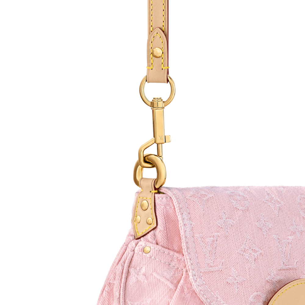 彰顯個性風格的按壓鎖扣等淺金色金屬件。