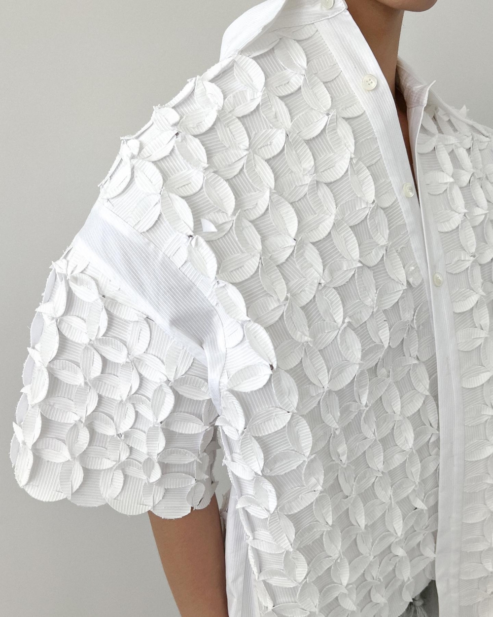 LEJE的設計理念將現代剪裁與傳統工藝巧妙結合