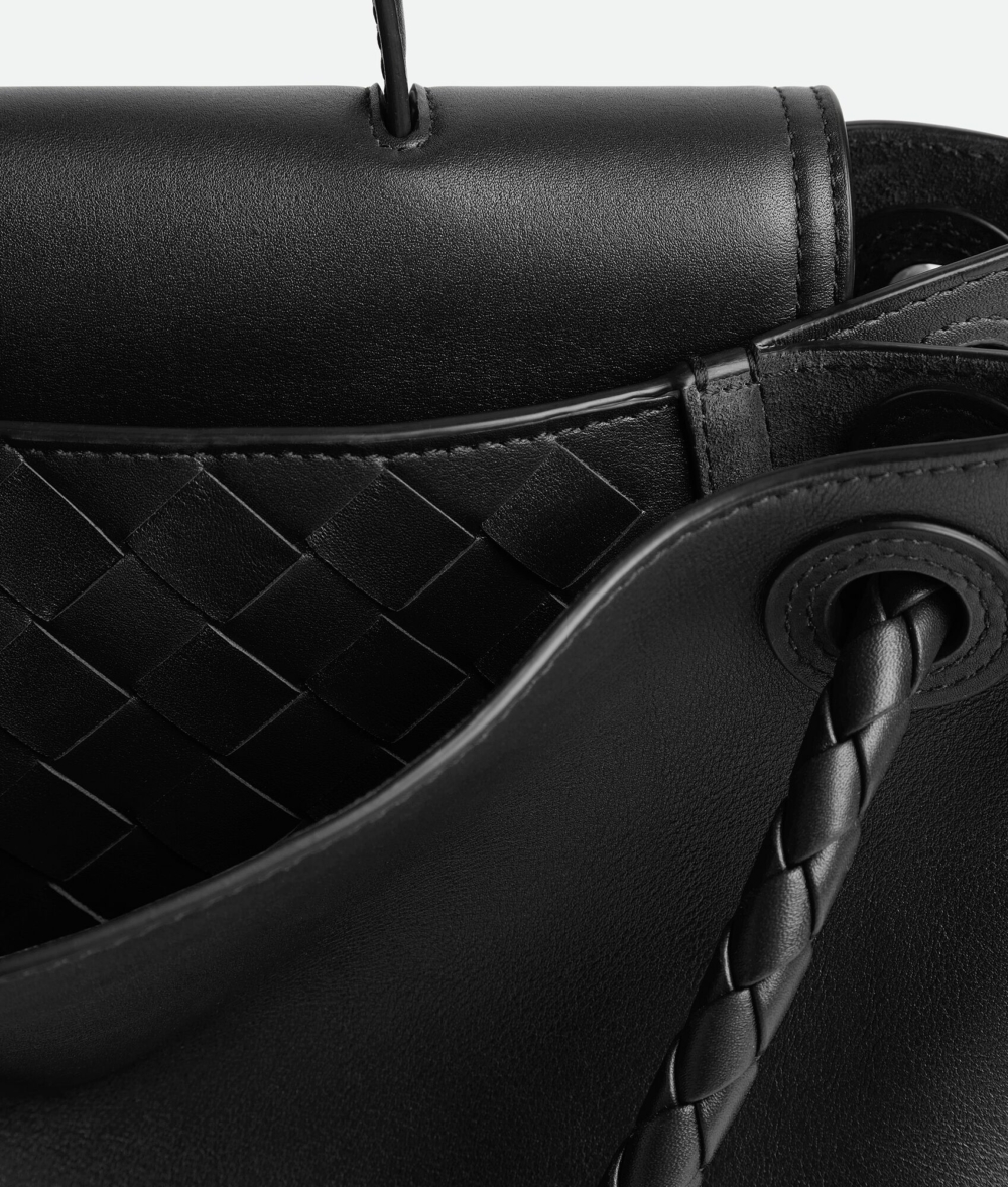 雖然沒有明顯的Logo，但點綴上精湛的皮革編織工藝，本身就是一種獨特的標識