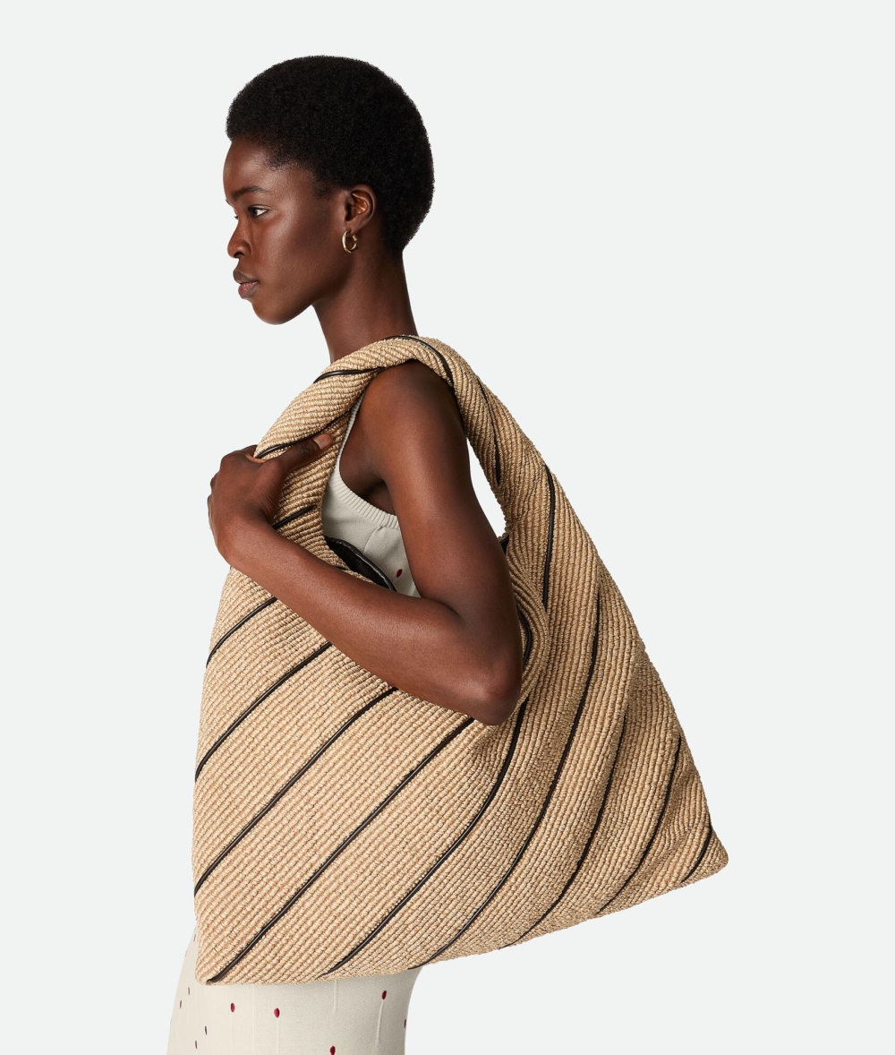 模特兒演繹Large Hop。