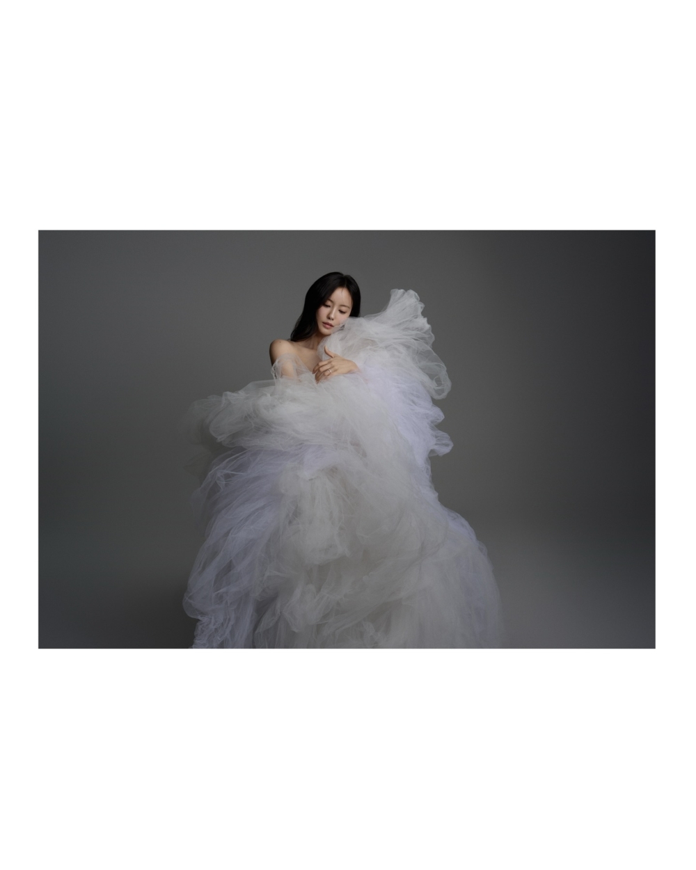 孝敏婚紗照還換上了來自韓國知名婚紗品牌 Atelier KU 的婚紗