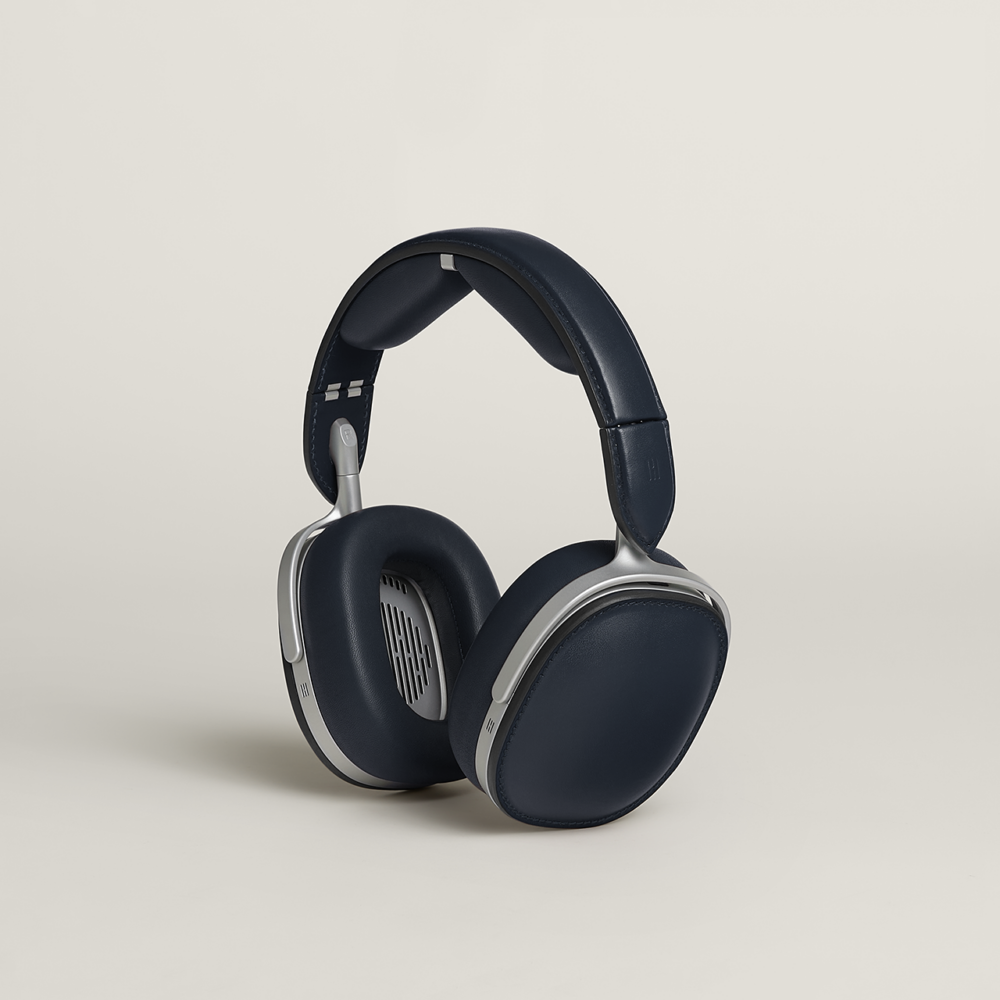 皮革表面則採用了與Hermès手袋一脈相承的標誌性馬鞍縫線工藝