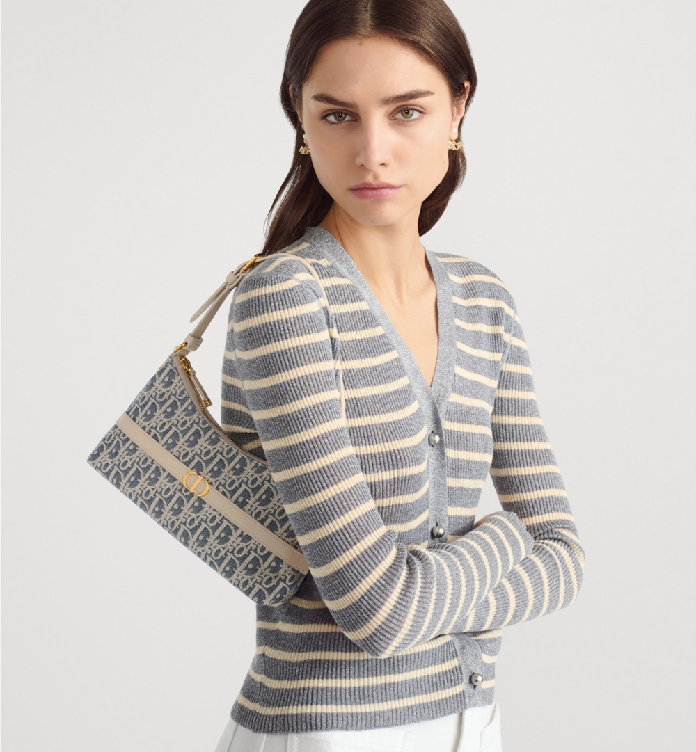 模特兒演繹30 Montaigne Cigale迷你包。