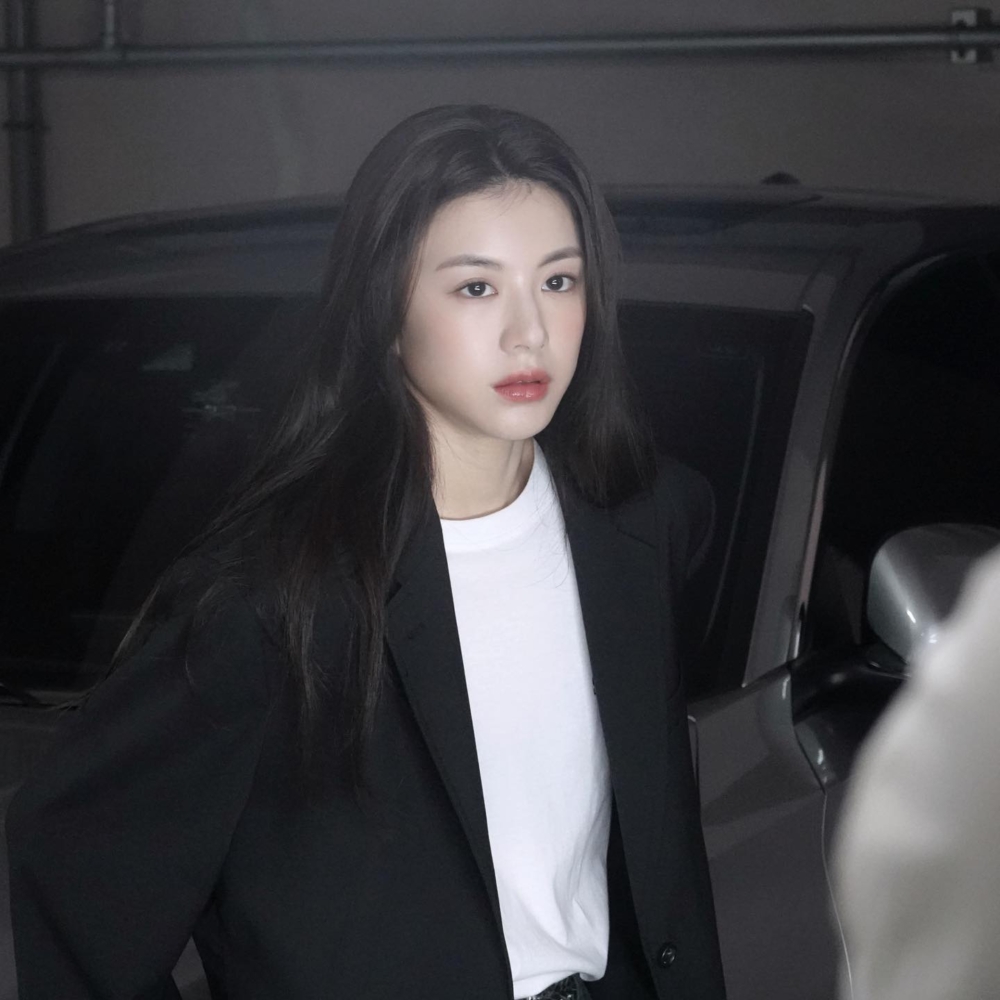 內搭的T恤來中和西裝的正式感，打造出Smart Casual的風格