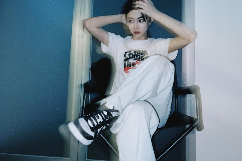 白T加上白褲搭配波鞋更時髦