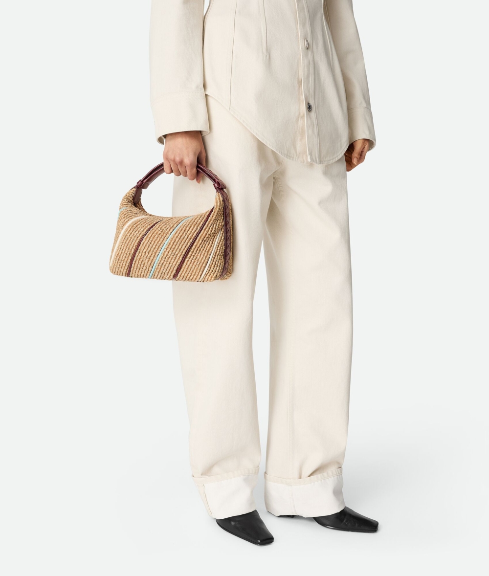 模特兒演繹Loop Top Handle。