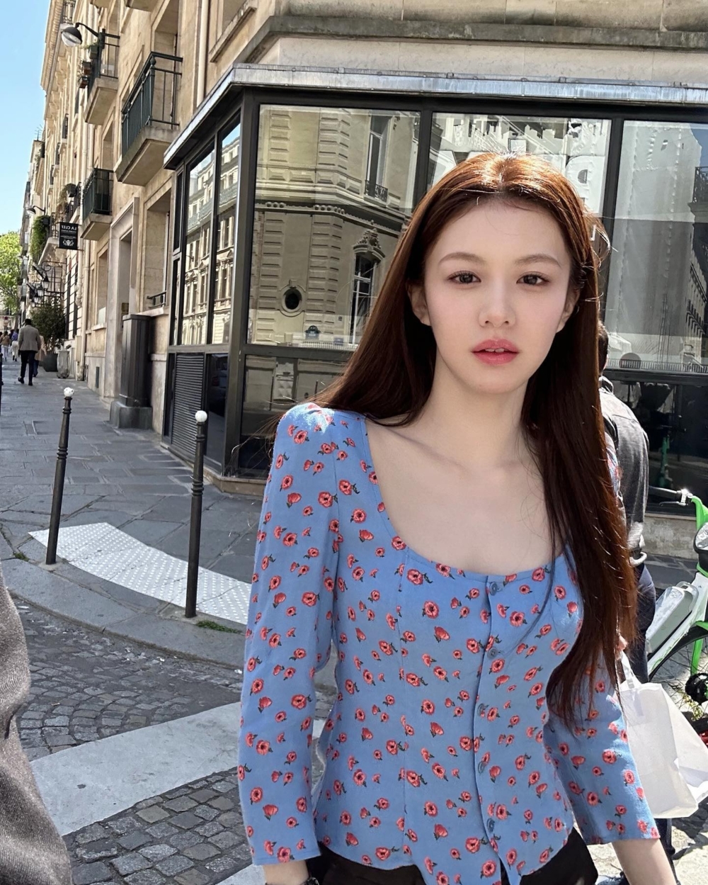 撞色感的碎花上衣搭配腰線更有女人味