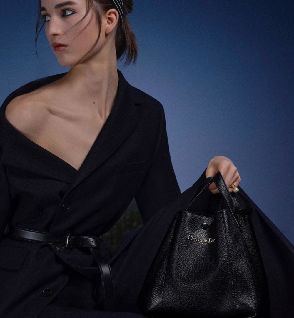 模特兒演繹Dior Signature水桶包。