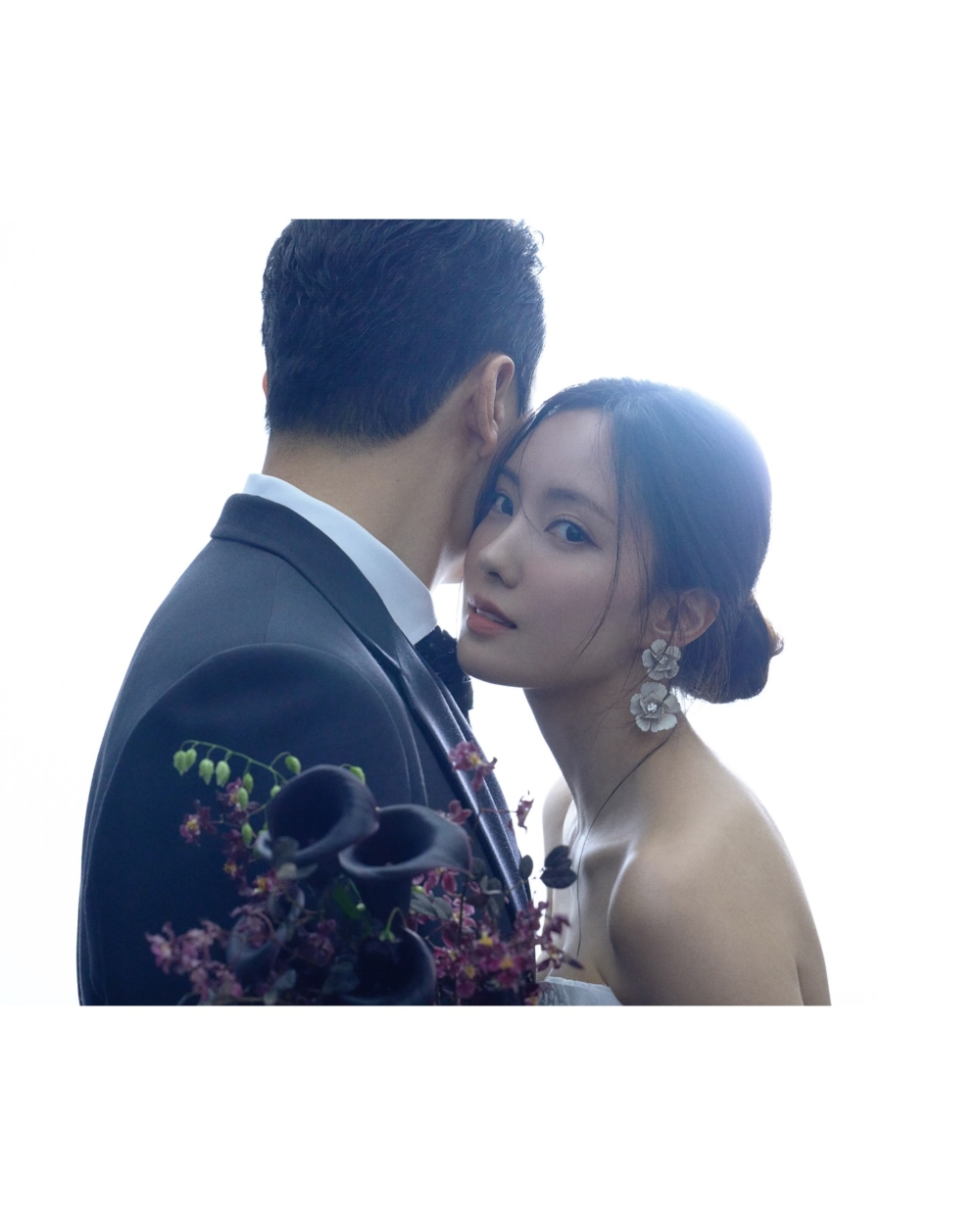 孝敏婚紗照還換上了來自韓國知名婚紗品牌 Atelier KU 的婚紗