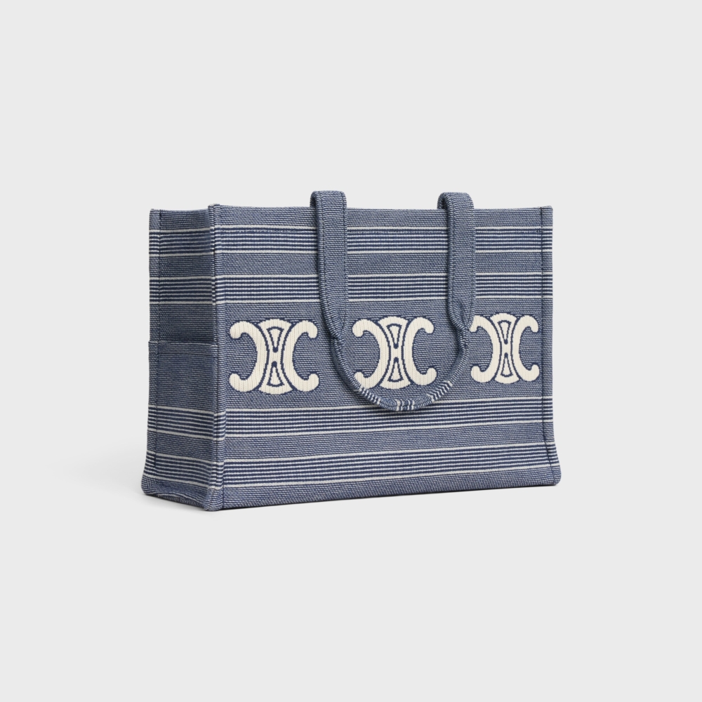 絕美的緹花布料搭配天人小牛皮，詮釋出實用與美感。