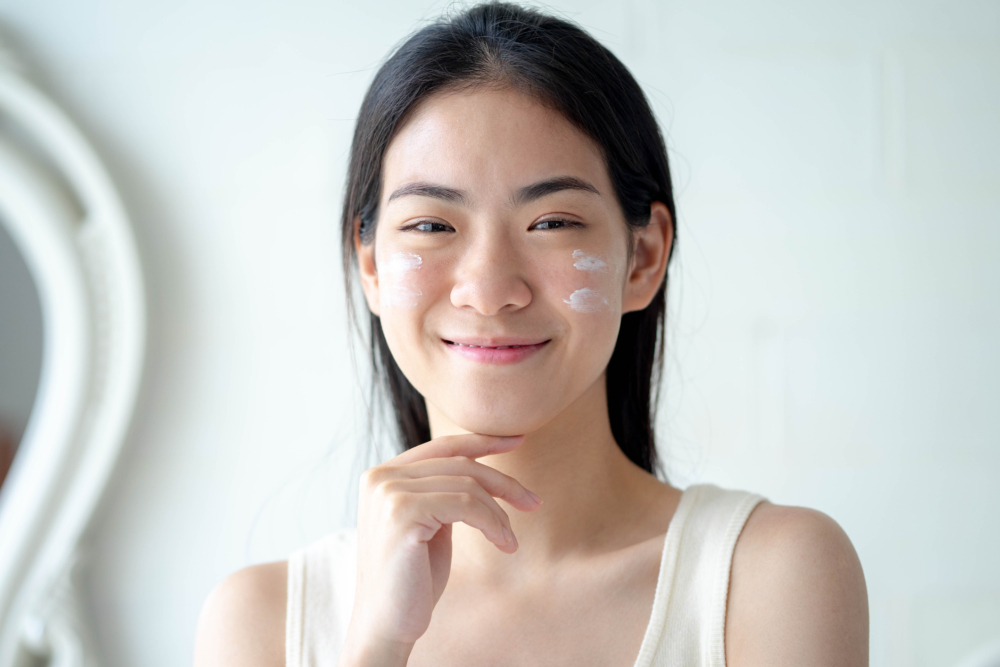 可以根據自己的膚質和季節,靈活搭配使用乳液和面霜。