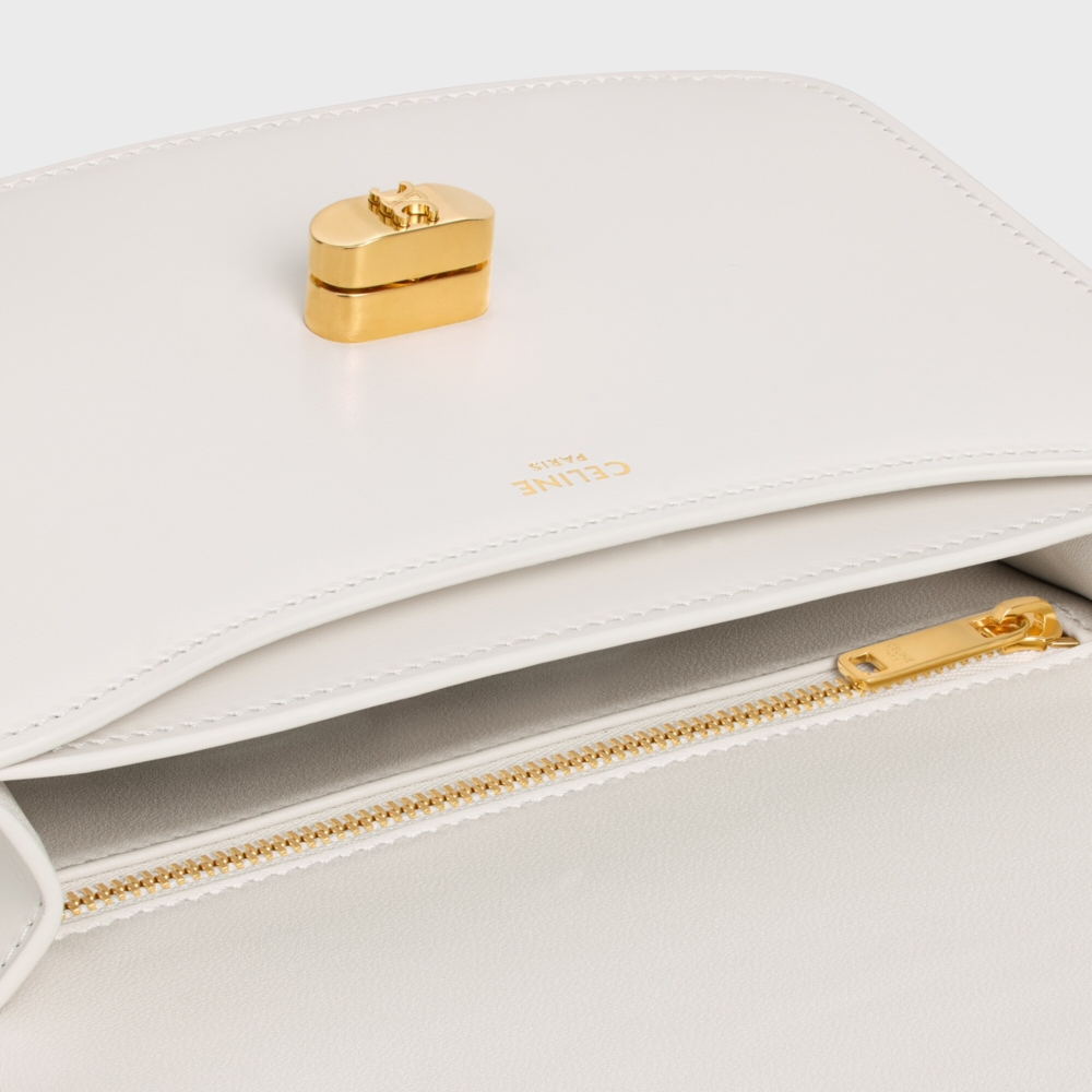 手袋配有一個主隔層及一個內部拉鍊口袋。