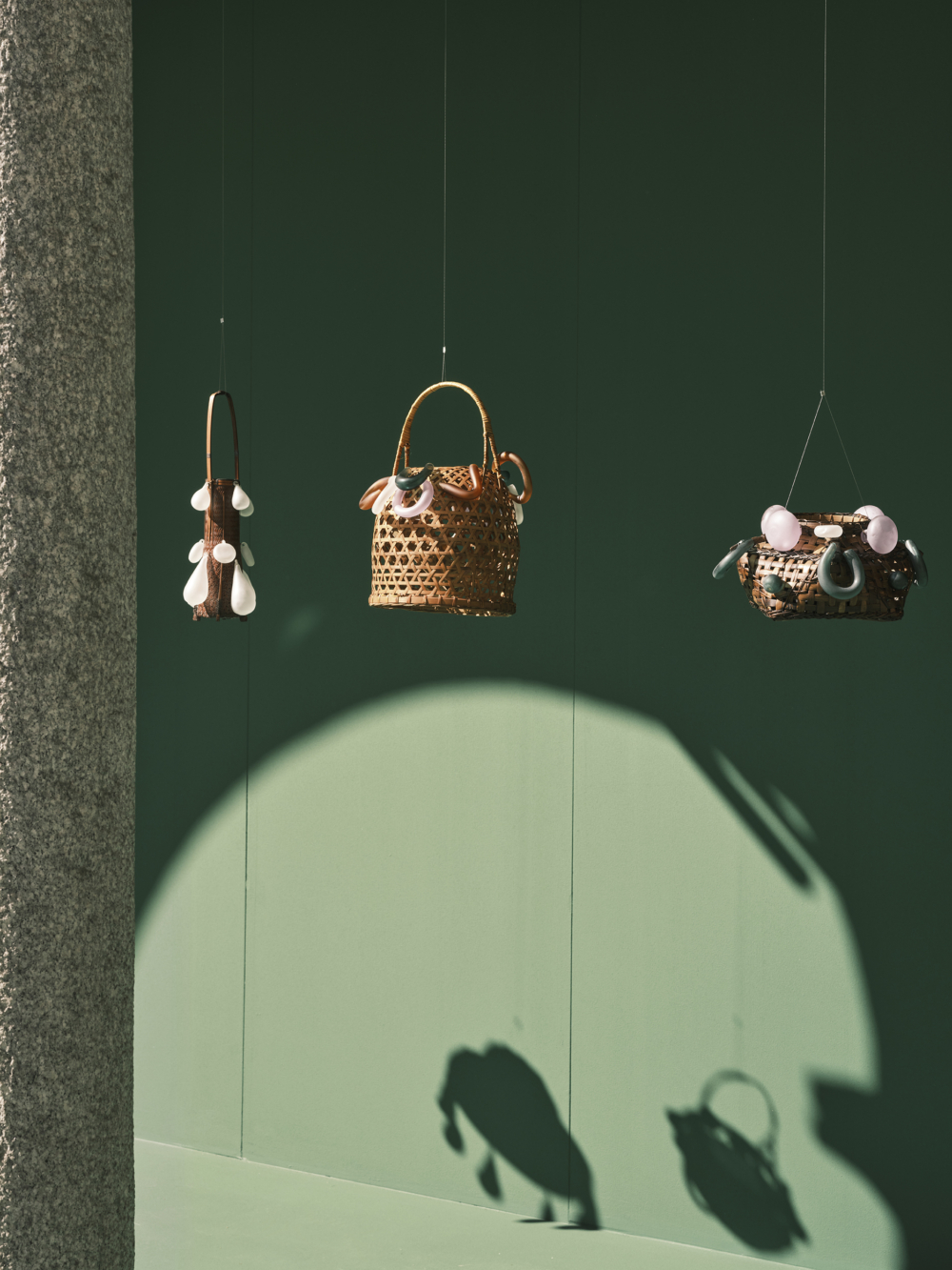 巴勒斯坦建築師暨藝術研究者 Dima Srouji 以《Hybrid Exhalations》呈現竹編器皿與吹製玻璃的對話