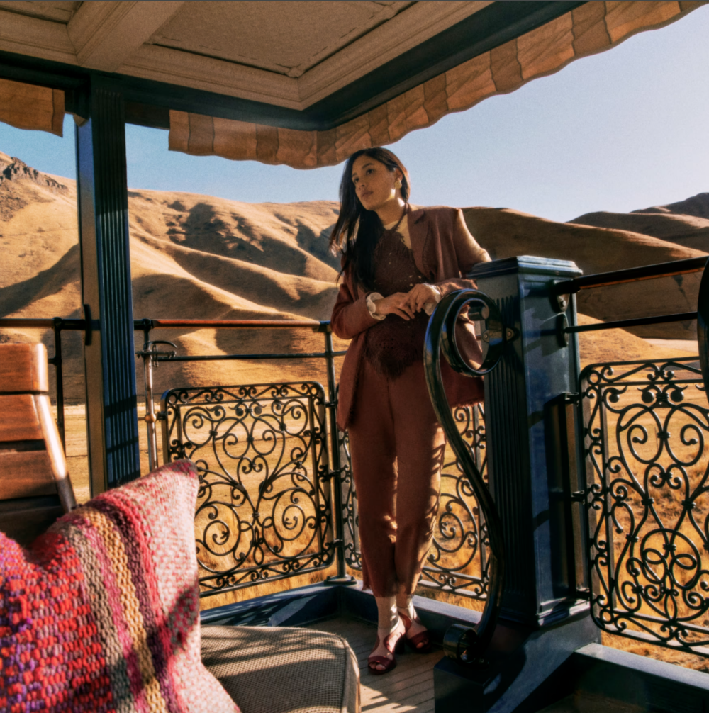 位於列車尾部的半露天觀景甲板的觀景酒吧車廂