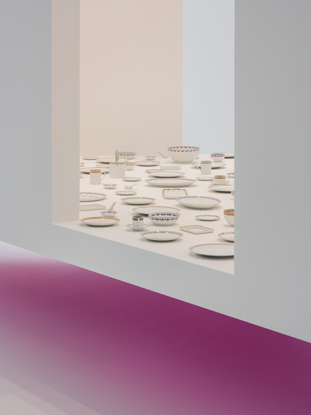 Hermès En Contrepoint 33 件高嶺土白瓷精緻餐瓷裝飾柔和或鮮明的彩色飾帶條。