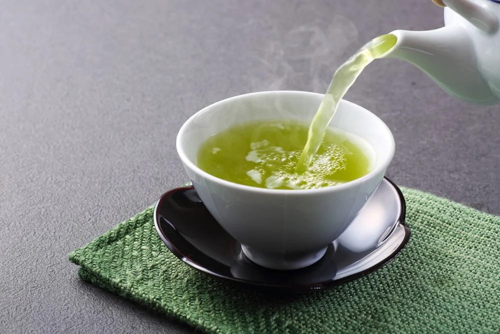 綠茶含有茶多酚和兒茶素,能修復曬傷肌膚、減少暗沉。